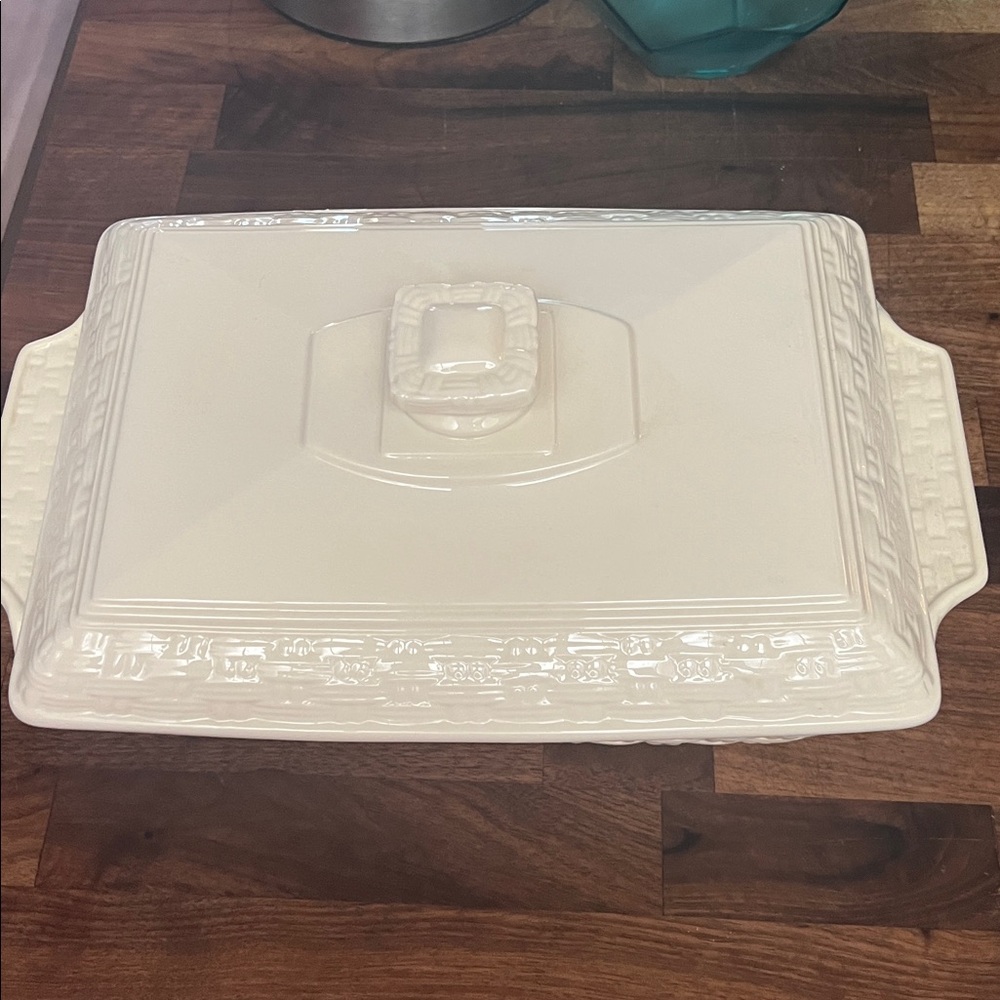 Belleek Irish Pottery Casserole Dish – A Timeless Heirloom for the Refined Table